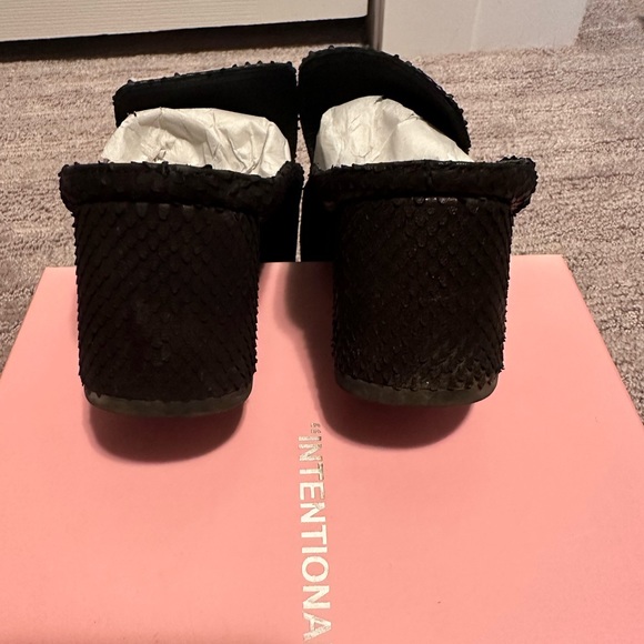 Intentionally Blank Gate Mules - Picture 4 of 5